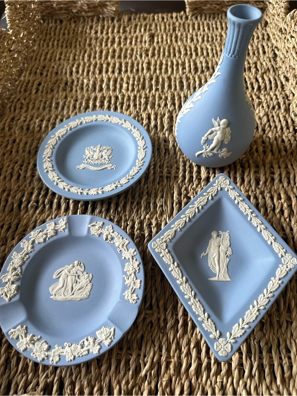4 Wedgwood Blue Jasperware Decorative Vase & Plates Collected Set Blue White 🇺🇸